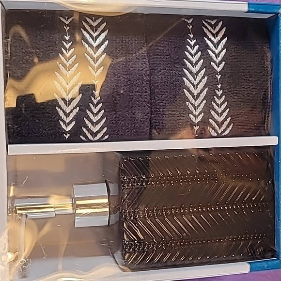 0721. 100% Cotton ~ 2 Fingertip Towels & A Beautiful Soap Dispenser - Picture 3 of 5